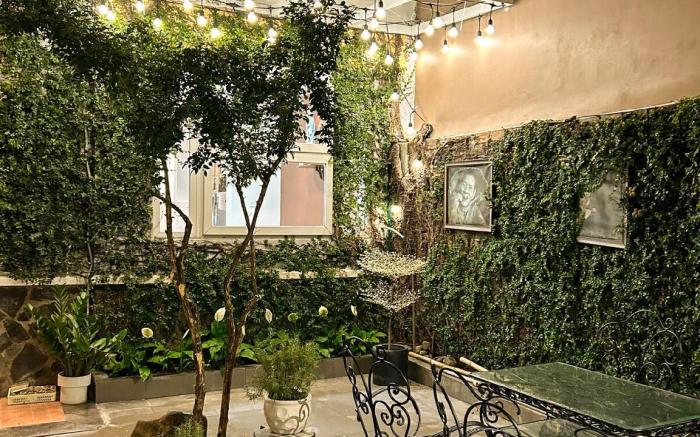 Tea&Pea-House with such a lovely garden