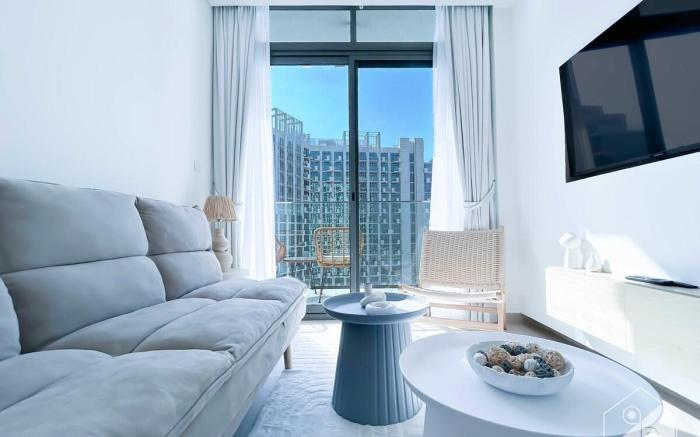 Luxurious 1-BR Apt with Balcony in Azizi Fawad