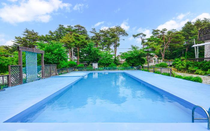 Sokcho White House Swimming Pool Pension