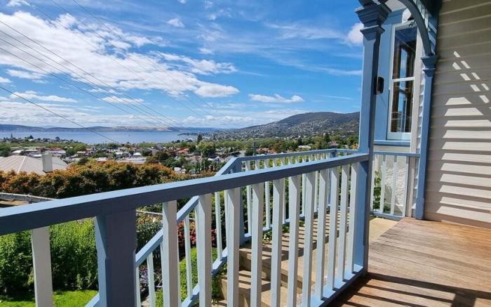 Hill House Hobart - Fantastic views close to city