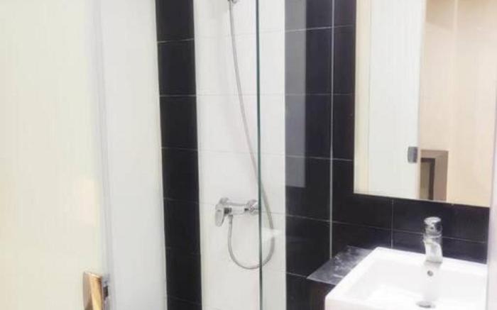 The Square Twin Suite Apartemen Service Netflix