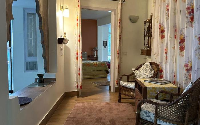 Stonewood Scenic Hill View 3BHK Near Mall Road by Roamhome 