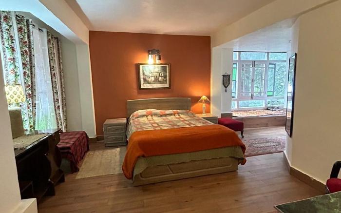 Stonewood Scenic Hill View 3BHK Near Mall Road by Roamhome 