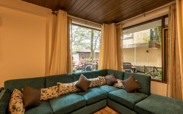 Mountain High Close to Mall Road 2bhk Apartment by Roam home