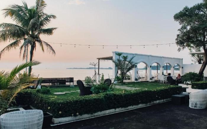 Seaside Villa & Muse Beach Resto