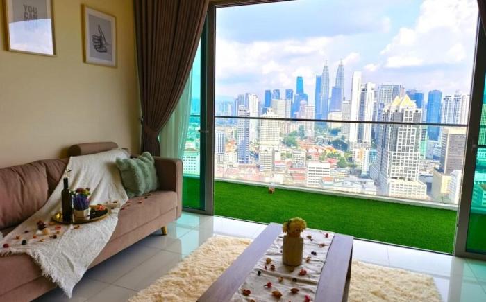 Regalia InfinityPool Premium 2BR l LRT KLCC l 4Pax