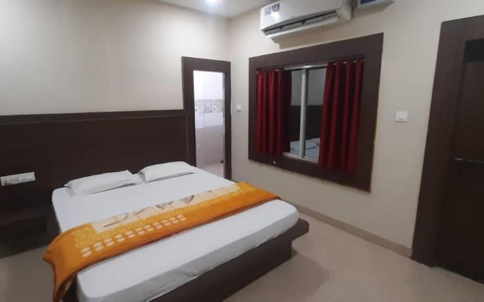 Sea Beach Side Hotel Goroomgo Sea Queen Puri with Premium Room