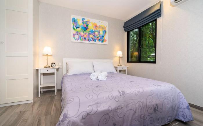 Pool Access Apartment with 1 BR (250M. to Beach)