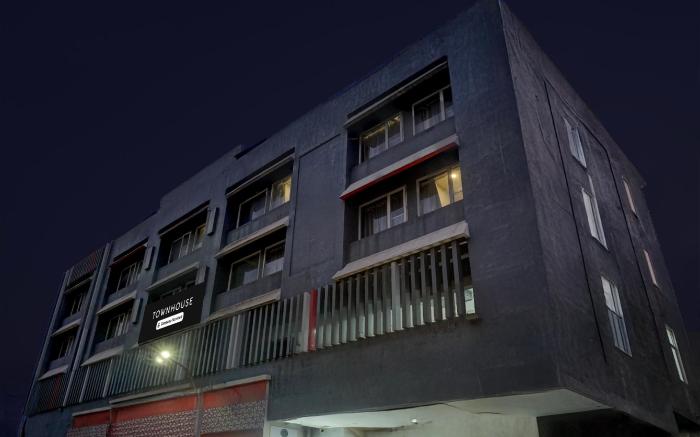 Super Townhouse MG Road Pune