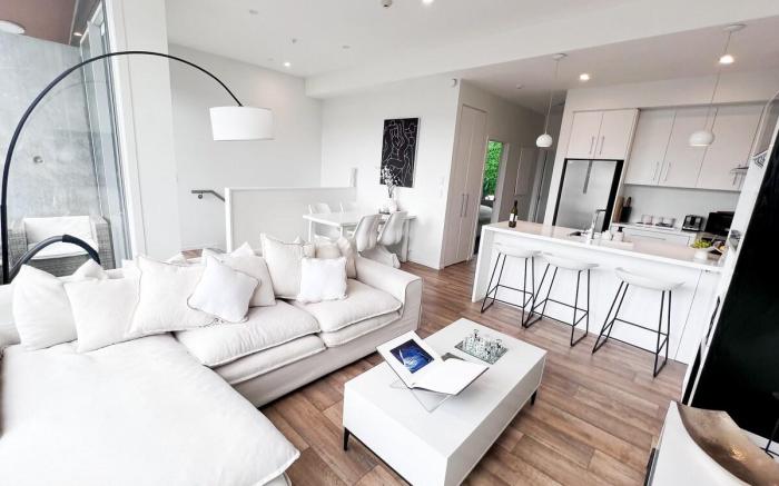 Luxury 2 BDR apartment w/ designer interior