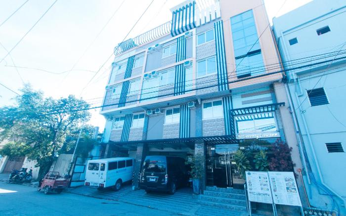 RedDoorz Plus Seventy Five Inn Near Manila Airport