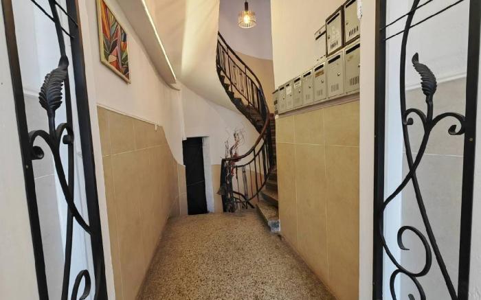 Central 1-BR Apartment