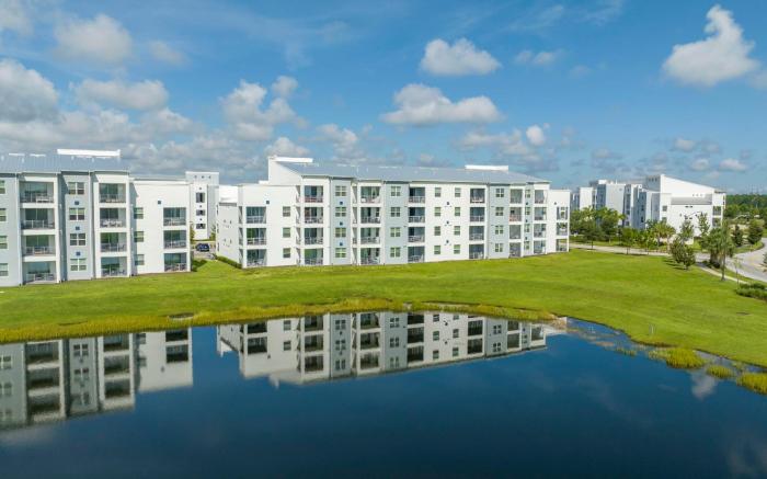 Stylish 2-BR Apt, Sleeps 7, Near Disney Magic