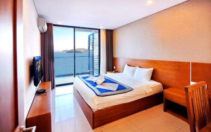 Spacious 2 bedroom apartment| OCEAN VIEW| Center