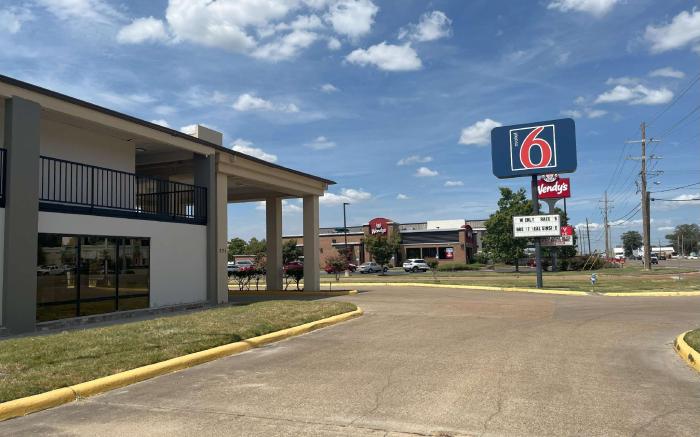Motel 6 Cleveland, MS – Delta State University