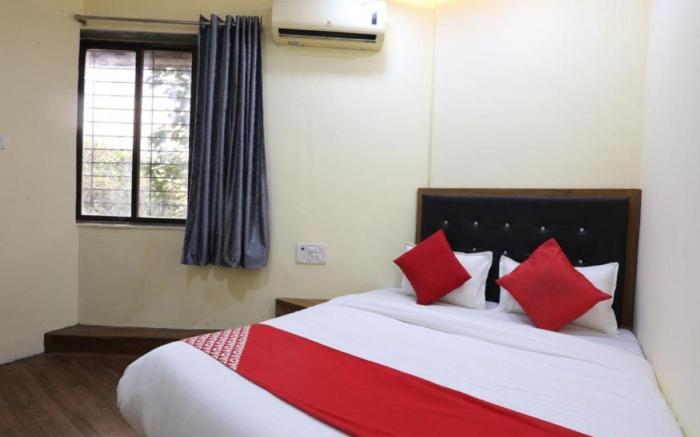 Hotel Crown Near Nesco Center-Oberoi Mall Goregaon East