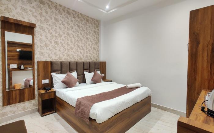 Hotel R S Inn