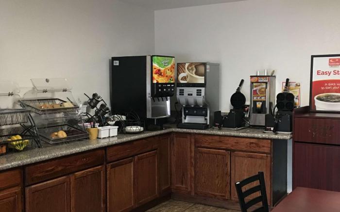 Econo Lodge Inn & Suites