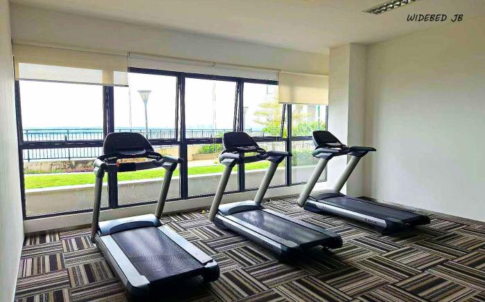 Country Garden Danga Bay by Widebed JB