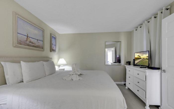 1BR Ocean Forest Plaza Condo w Views