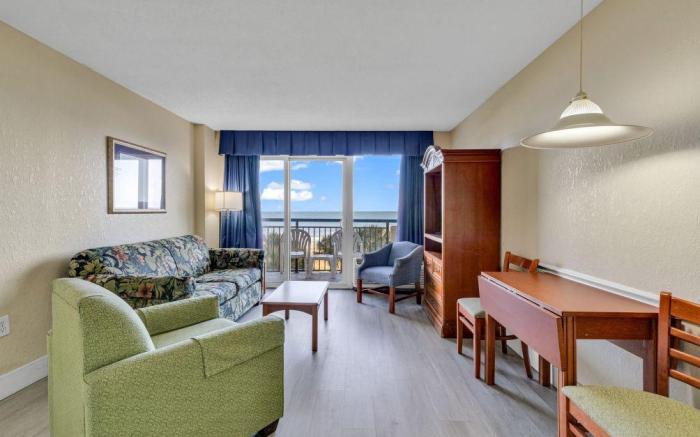 Boardwalk Condo w Private Balcony and Beach 🏖️Oceanfront 🏖️
