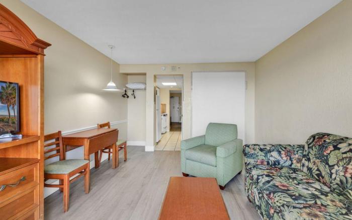 Boardwalk Condo w Private Balcony and Beach 🏖️Oceanfront 🏖️