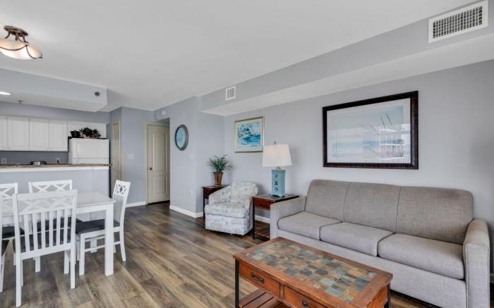 Stunning Condo Overlooking Ocean: Close to the beach