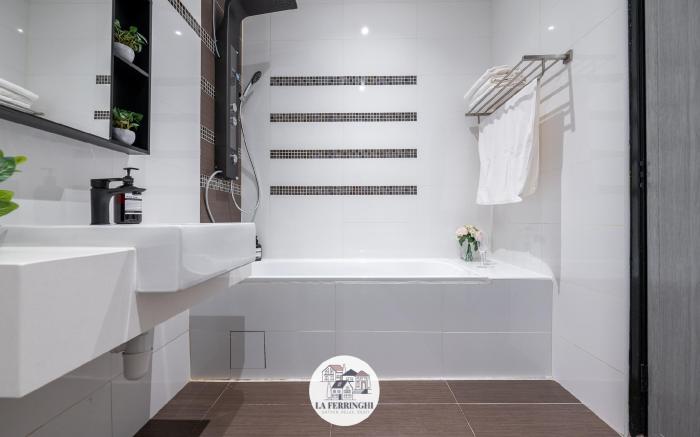 Villa #15, 5BR hot tub-Ferringhi Beach-Escape Park