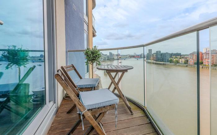 Upscale Riverfront 1BR Flat, Prestigious Battersea