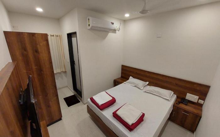 FOUR SQUARE COMFORTS