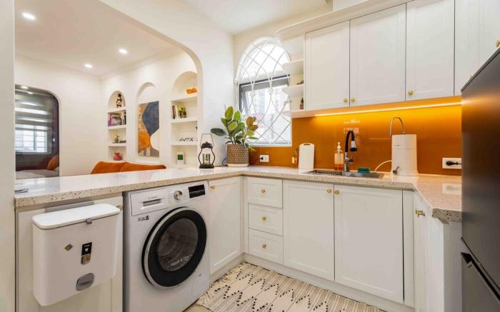 1BR/KiTCHEN/WASHiNG/ LiViNG -Train station
