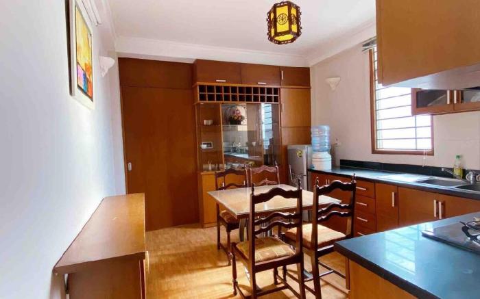 SPACIOUS KITCHEN/1BR_Stps to TRAIN Station