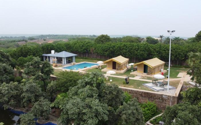 Elivaas 5BHK with Pool,Tents & Pond - Kaimalgarh 