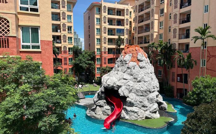 Seven Sea Condo pool access at Pattaya Jomtien Som