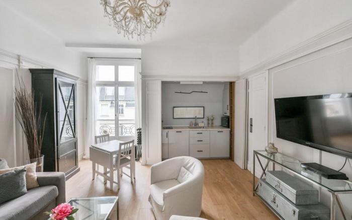 Champs-Élysées apt sleeps 4 w/ AC