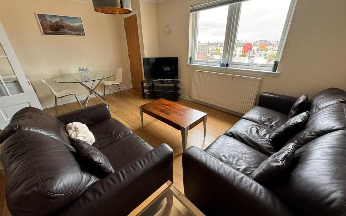Near Tram! Edinburgh City Centre 2 Rooms + Parking