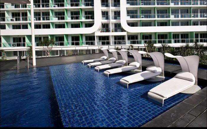 CONDO IN PARANAQUE LUXURY 2BR NEAR THE AIRPORT