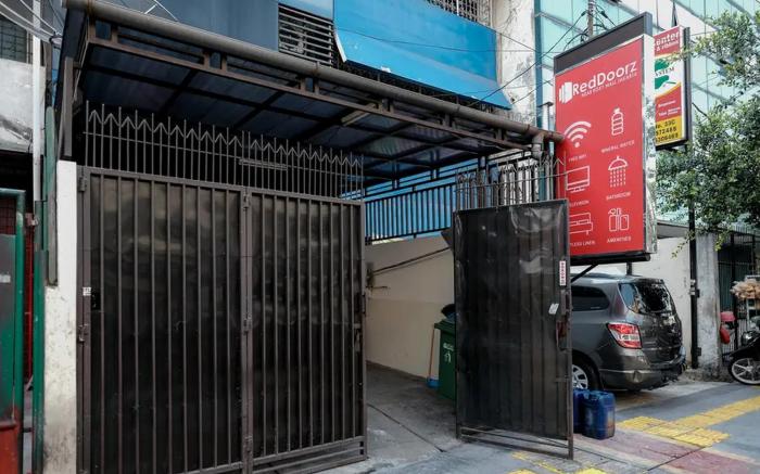 RedDoorz @ Jalan Biak Roxy Jakarta
