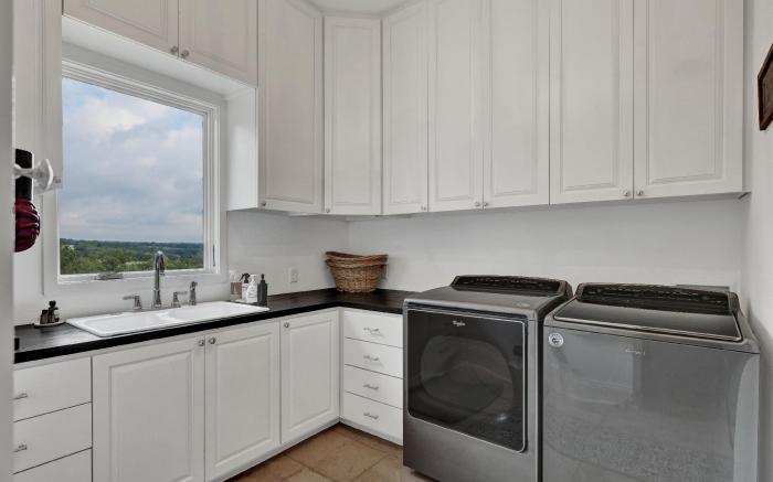 Luxurious Watershaus Ranch - Pool and Hot Tub, Fireplaces, Stunning Views!