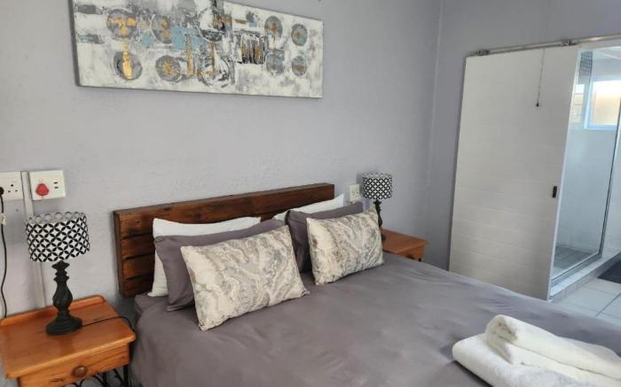 25 ON Main Struisbaai