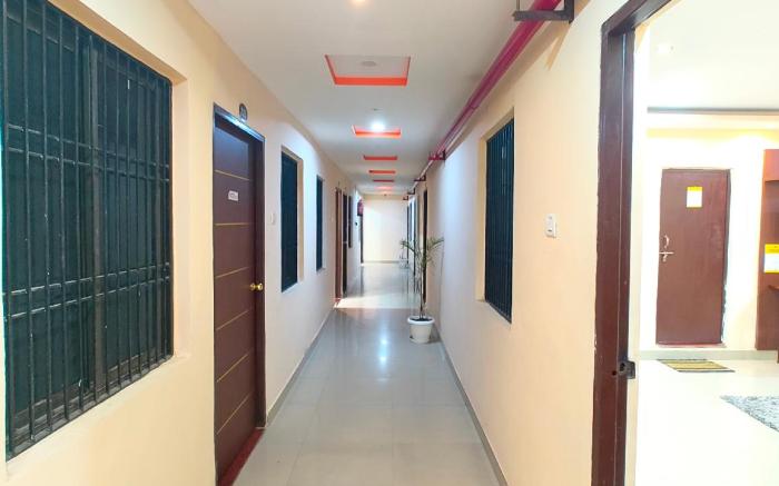 Goroomgo Kashi Grand Residency Varanasi Near BHU Hyderabad Gate