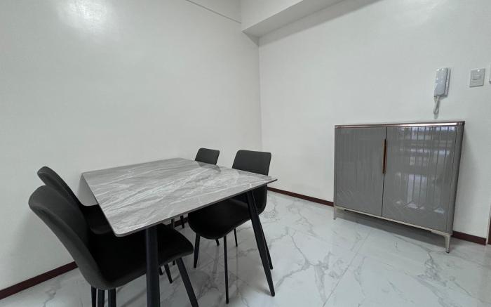 Modern 2 BR Unit Near NAIA Airport, MOA, Okada
