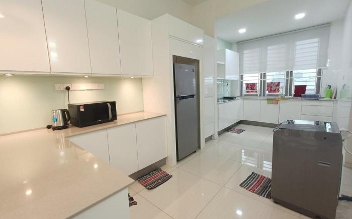 Three Storey 5BR Terrace for 5-13pax 52LP