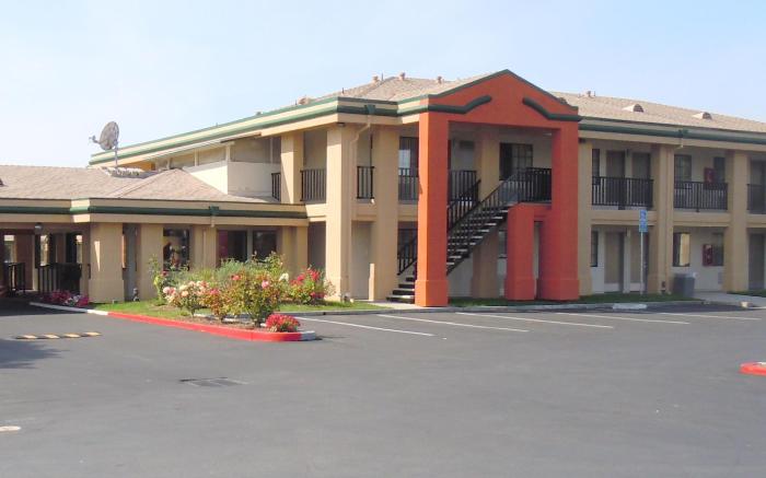 Super 8 By Wyndham Salinas