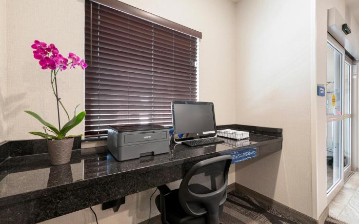 Cobblestone Hotel & Suites - Bellefontaine