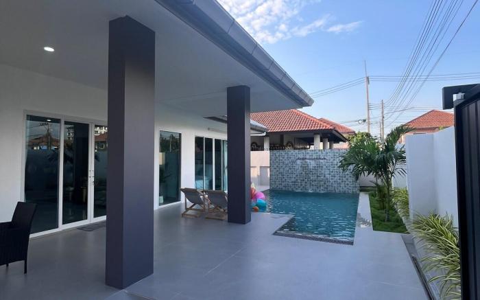 芭提雅市中心/豪装独栋泳池别墅/4房5卫/临近中天海滩/现代轻奢/交通便利/步行街/度假首选/大空间