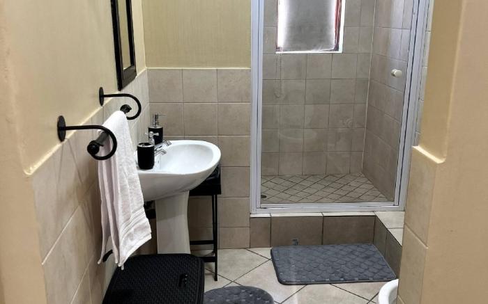 Cozy 3 Bed Duplex ,sleeps 6 With Double Bathroom
