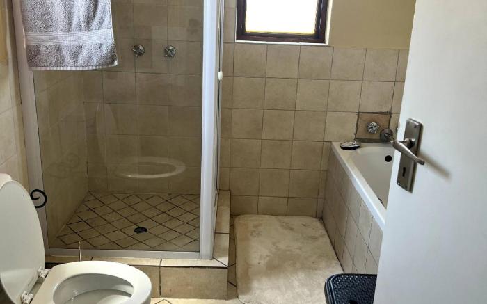 Cozy 3 Bed Duplex ,sleeps 6 With Double Bathroom