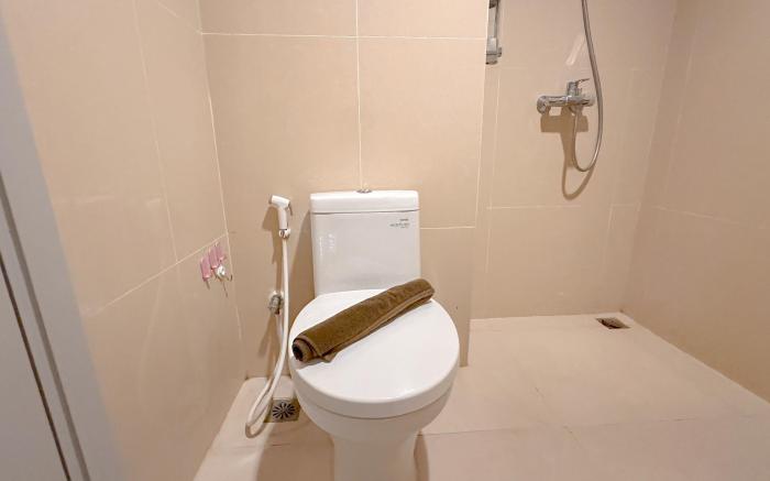 Living 1BR at Grand Sungkono Lagoon By Travelio