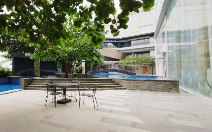 Living 1BR at Grand Sungkono Lagoon By Travelio